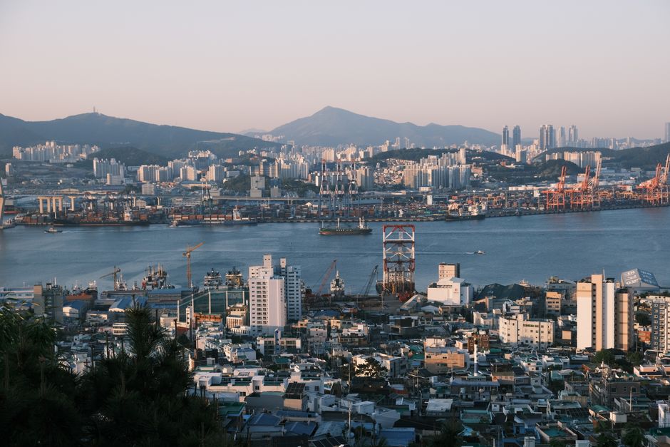 비 오는 날 미술관 갔다가 세 번 낭패 본 뒤, 저는 여행지 대신 '지붕과 지붕 사이'를 봅니다